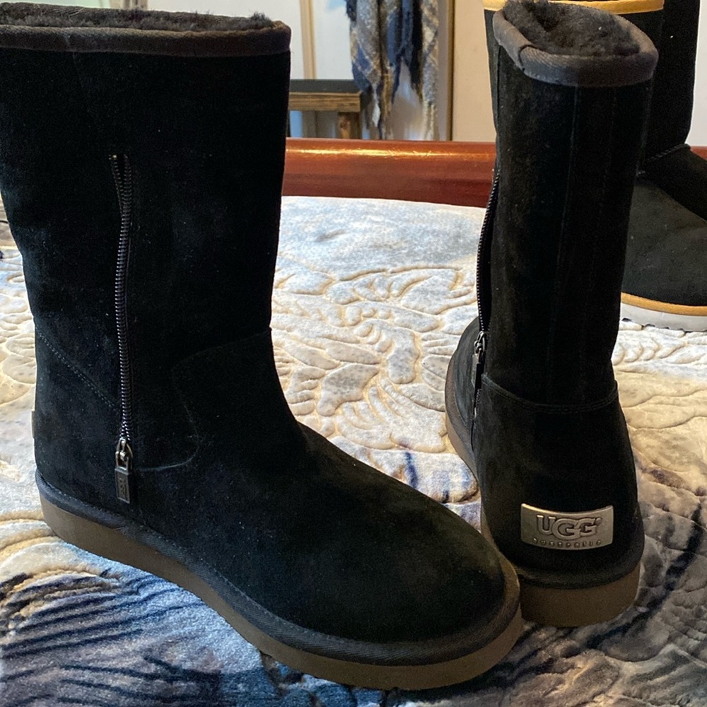 UGG BOOTS NEW WITH OUT TAGS SIZE 7